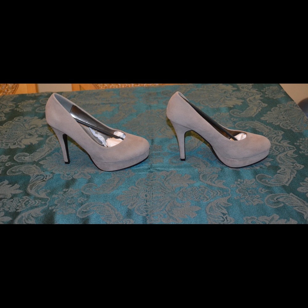 Grey pumps